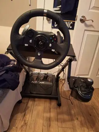 Logitech G920 Driving Force Racing Wheel, Pedals, shifter and stand.