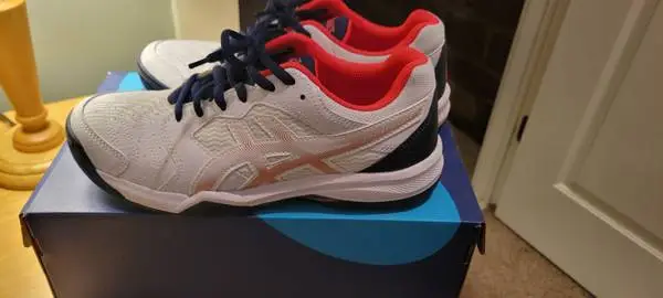 Womans  pickelball/tennis size 7 sneakers