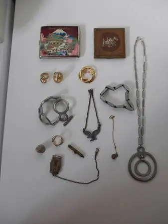 Group of womans vintage jewelry items/ collectibles