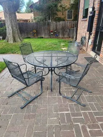 Lyon-Shaw Outdoor Patio Table & 4 Chairs