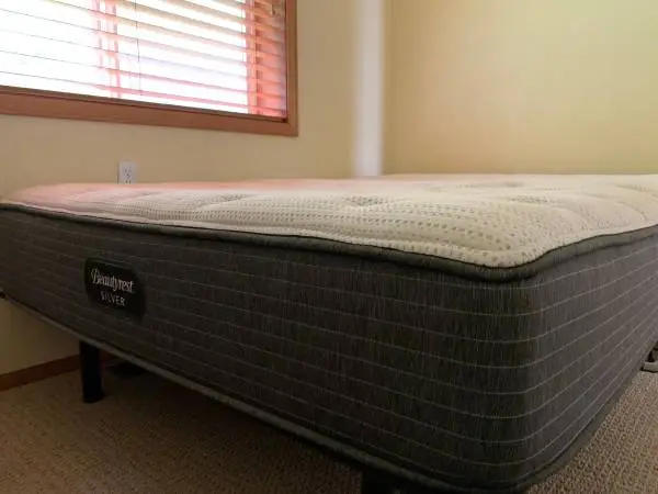 Beautyrest Silver Mattress (Queen) BRS900 - Good Condition