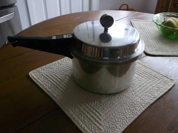 4 Qt. Pressure Cooker by Mirro ~~ LIKE NEW