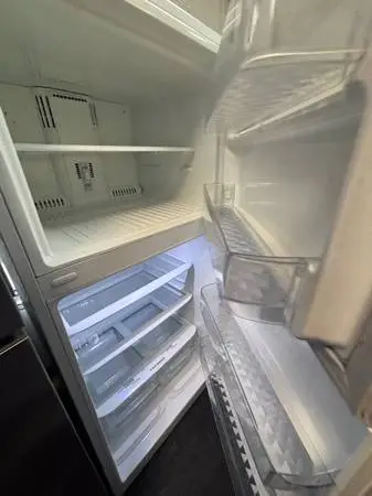 LG 30” white top freezer fridge working perfect