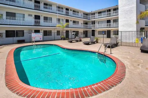 Airy 2 BR, Pet-Friendly, Fitness & 1 Month Free Special