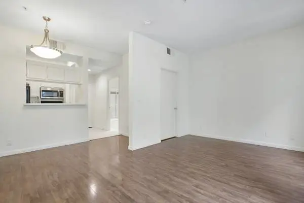 Studio 1BA Westwood Apartment Close To Everything, w/ Gym, Parking