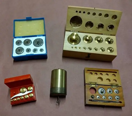SCALE WEIGHTS BY GRAMS