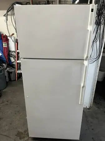 GOOD COND . GE. WHITE COLOR APARTMENT SIZE FRIDGE TOP FREEZER18.0 cuft