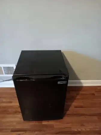 Mini fridge Magic Chef like new
