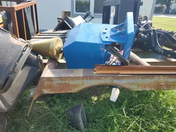 New Future Wood splitter for mini skid steer