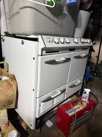 O KEEFE & MERRITT Antique stove