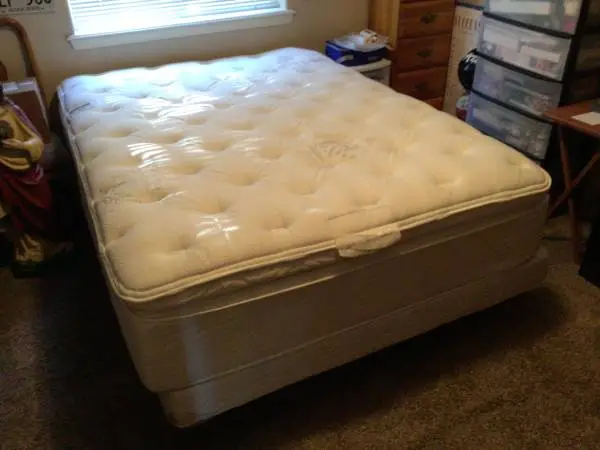 Complete Queen size Bed. CLEAN.