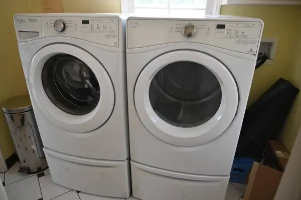 Whirlpool HE Front-Load Washer/Gas Dryer w. Pedestal/Storage Drawers