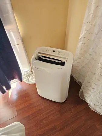 AIR CONDITIONER PORTABLE TOSHIBA 6000 BTU IS TOUCH SCREEN INCLUDING HO