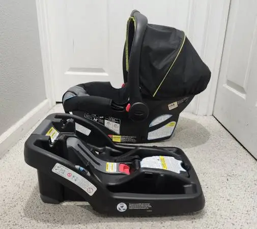 Like New Graco Snugride Infant Car Seat + Base