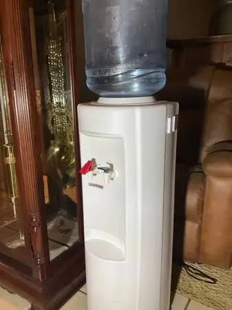 Hot and cold 5 gallon water cooler