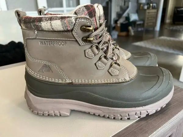 Ozark Trail Snow Boots Plaid 3M Thinsulate Warm Womens Sz 10 Waterproof Leather