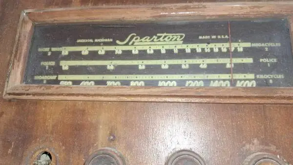 Vintage Radio/Record Player 3 band Sparton Radio