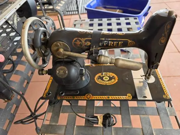 Westinghouse Free1930s sewing machine w/manual attachs.