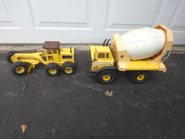 Vintage Metal Tonka Road Grader and Cement Truck; Delivery Possible