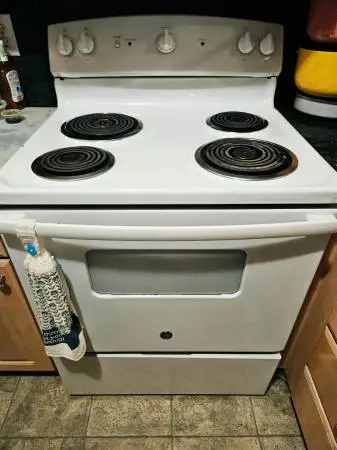 Clean GE 30 Electric Coil Stove (Model: JBS160DMWW)