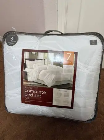 7 Piece complete bed set full Sidney