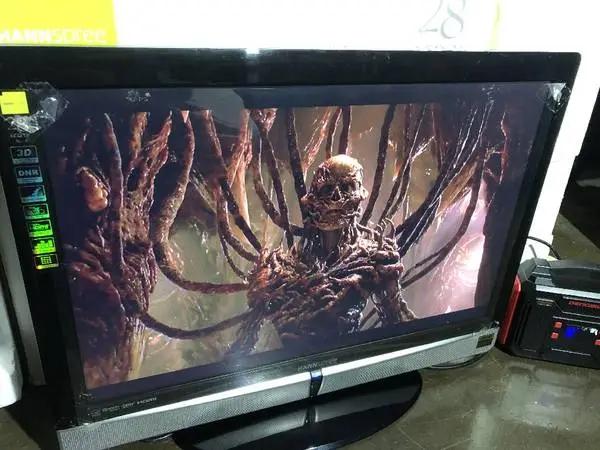 Rare 28 Hannspree Model HT09 Widescreen 1080p HD 28 Inch LCD Color TV