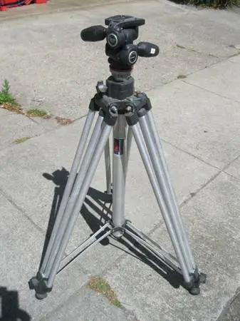 BOGEN MANFROTTO 3046 HEAVY DUTY TRIPOD WITH MH804-3WUS--3-Way HEAD