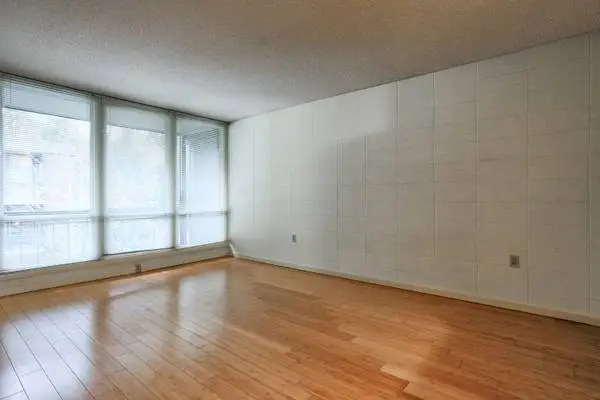 Tranquil Forest Park Retreat, Private Balcony ~ Submit Apps Today!