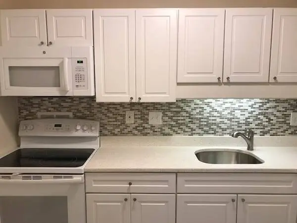 HUGE LUXURY Brookline One Bedroom-PATIO, A/C, PATIO, C/D Trains-8/15!