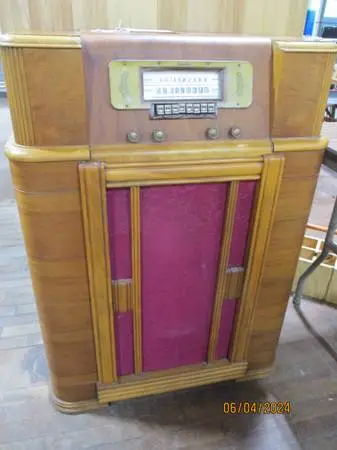 1940s Sears Silvertone Vintage Cabinet Radio #3925
