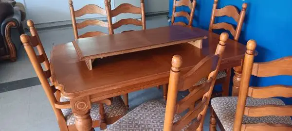 Beautiful, sturdy solid oak dining room set