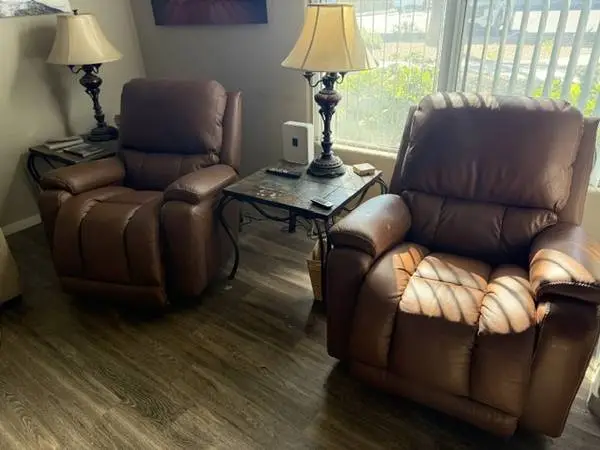 Like New LA-Z-Boy Greyson Leather Power Recliner Rocker.