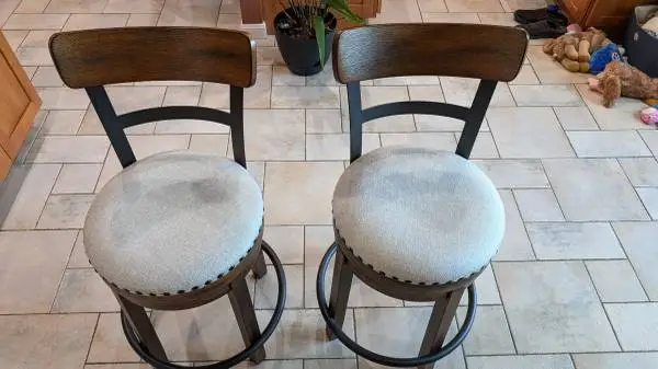 Signature Design by Ashley Valebeck Swivel Counter Height Bar Stool