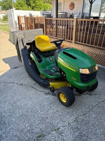 John Deere L110 42 cut riding lawnmower