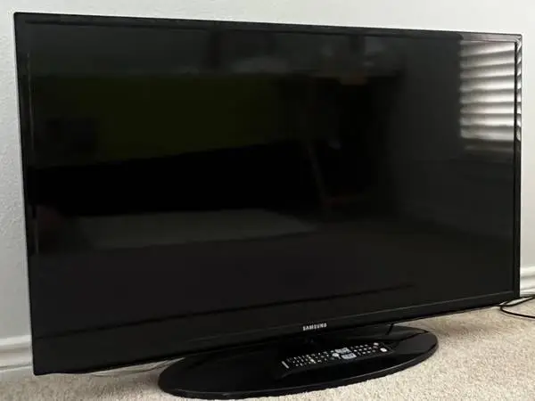 40 Samsung 1080p LED TV (Model UN40EH5300F) w/ Original Remote