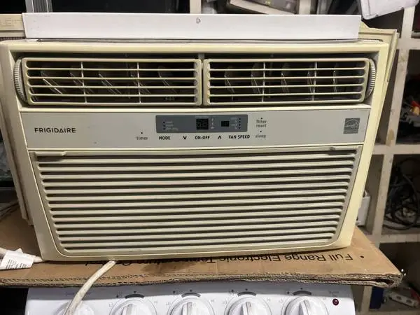 Good Condition Frigidaire AC Window unit 8.000 BTUS