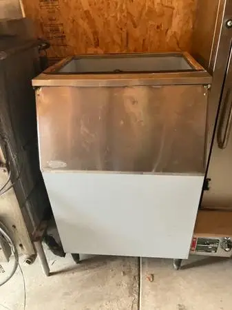 Ice bin