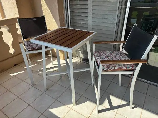 Patio table/chairs