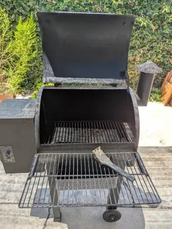 Traeger Renegade Elite Wood Pellet Grill & Smoker + Cove