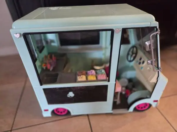 Ice Cream Truck with bunch accesories