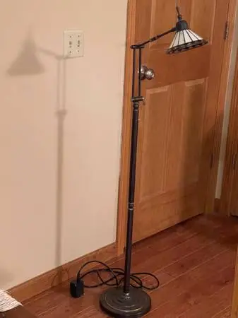 QUOIZEL FLOORSTADING TIFFANY STYLE LAMP