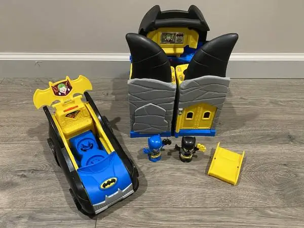 LITTLE PEOPLE BATMAN CAR & BAT CAVE 2 Figures