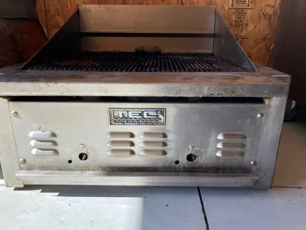 Countertop gas charbroiler