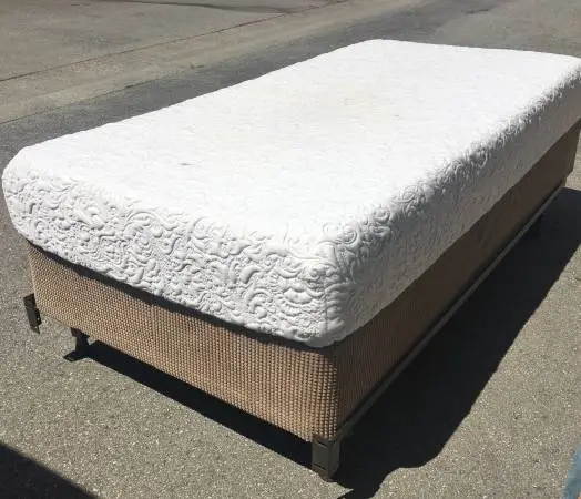 •••••Twin Bed w/Memory Foam Mattress•••••