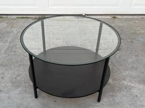 Coffee table round with glass top