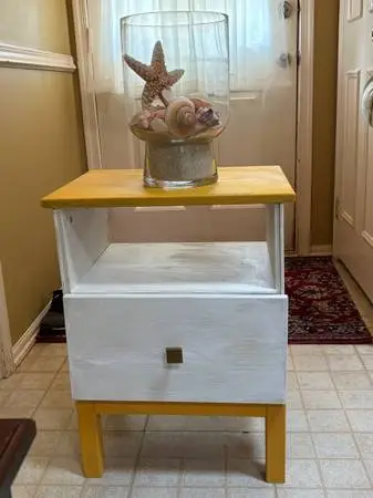 Distressed Tarva pinewood side table