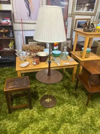 Vintage Lamp Table w/shade - nice