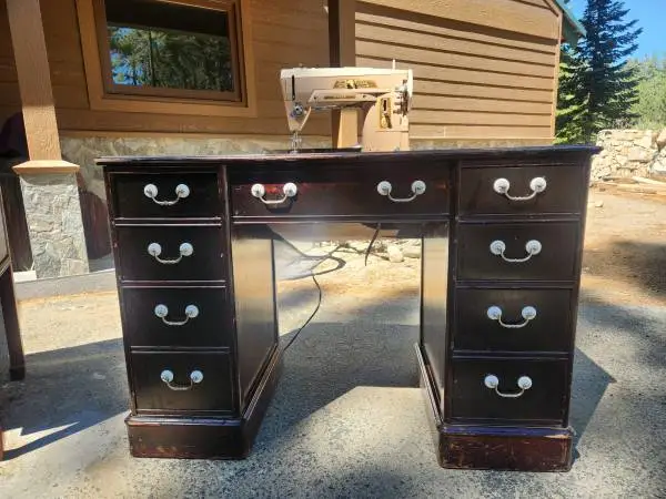 Singer Sewing Machine In Solid Wood Table