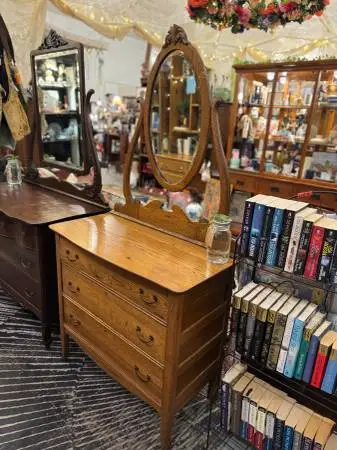 Oak 3-Drawer Dresser with Harp Mirror