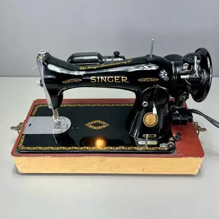 Vintage Singer Model 15 Sewing Machine (1955)